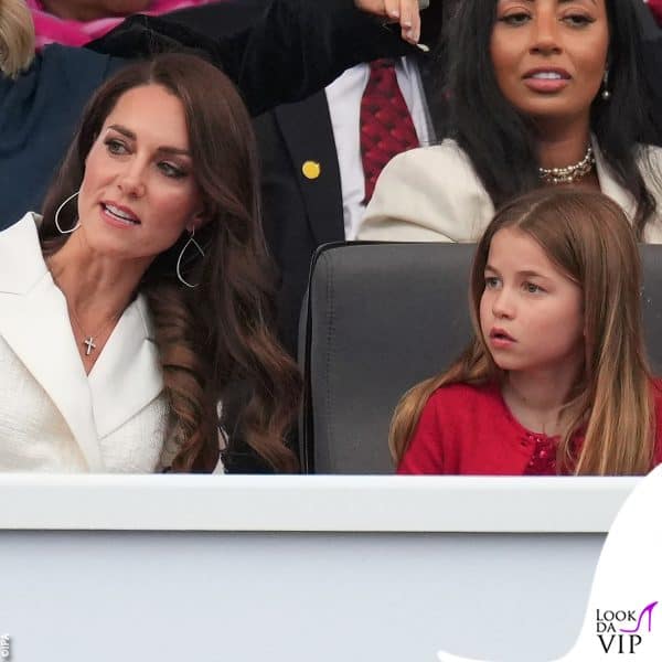 Kate con un abito Self Portrait e la principessa Charlotte con un abito Souza e un mantello Monsoon al Platinum Party in onore della Regina
