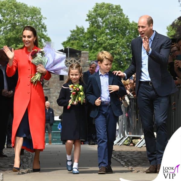 Kate Middleton con un cappotto Eponine e pump Gianvito Rossi al Castello di Cardiff insieme alla famiglia in occasione del weekend di festeggiamenti 