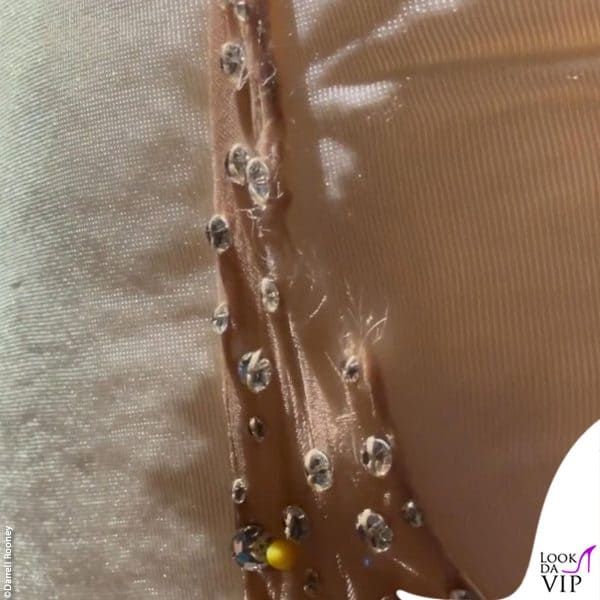 anche una spallina è stata strappata e si intravede uno spillo che chiude il tessuto 
