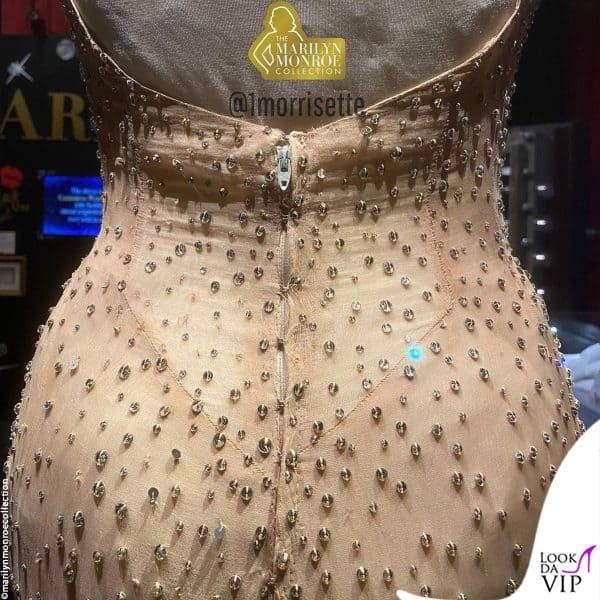 Gli strappi e i cristalli mancanti (in alto a destra) sull'abito di Marilyn Monroe indossato da Kim Kardashian al Met Gala 