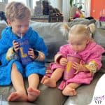 leone e vittoria lucia ferragni ferrignez mostano gli accappatoi firmati versace