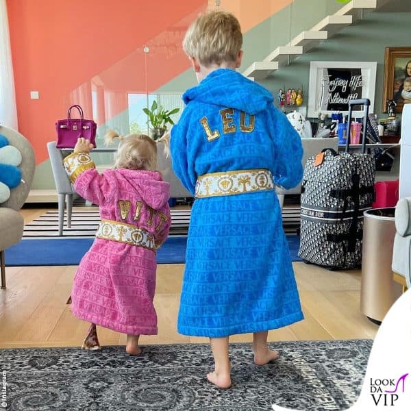 Gli accappatoio sono personalizzati con i nomi 