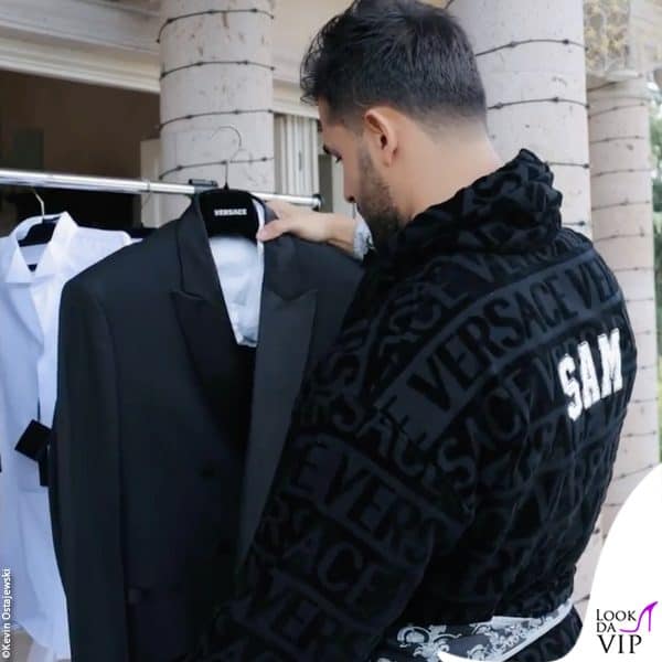 Sam si prepara per il matrimonio, anche il suo accappatoio personalizzato è di Versace 