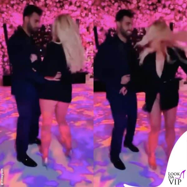 per i balli con Sam, Britney si è cambiata nuovamente, optando per un blazer che svelava le natiche e il tanga di diamanti