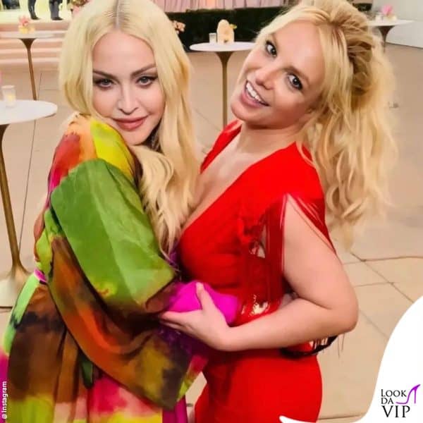 ecco Britney con Madonna al ricevimento, per l'occasione la sposa ha indossato un minidress Versace 