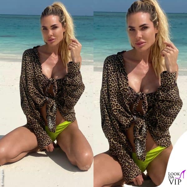 con la camicia e il bikini animalier Ilary è graffiante 