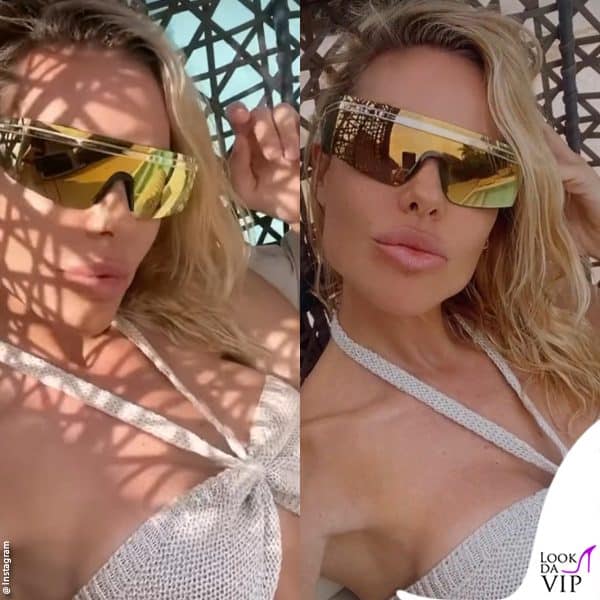 con un bikini bianco realizzato all'uncinetto 