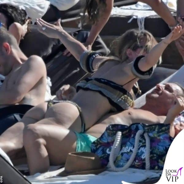 tenerezze e divertimento sul lettino a Mykonos, nel 2018 