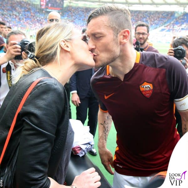 Un bacio all'Olimpico nel 2016 per l'ultima partita di campionato 