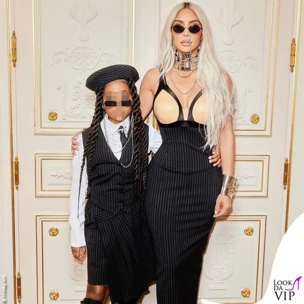 Mamma e figlia hanno indossato un outfit abbinato 