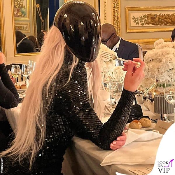 per l'evento la star ha indossato una maschera dall'aspetto alieno 
