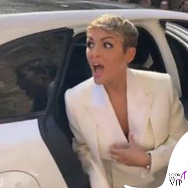 La Pascale scende dall'auto