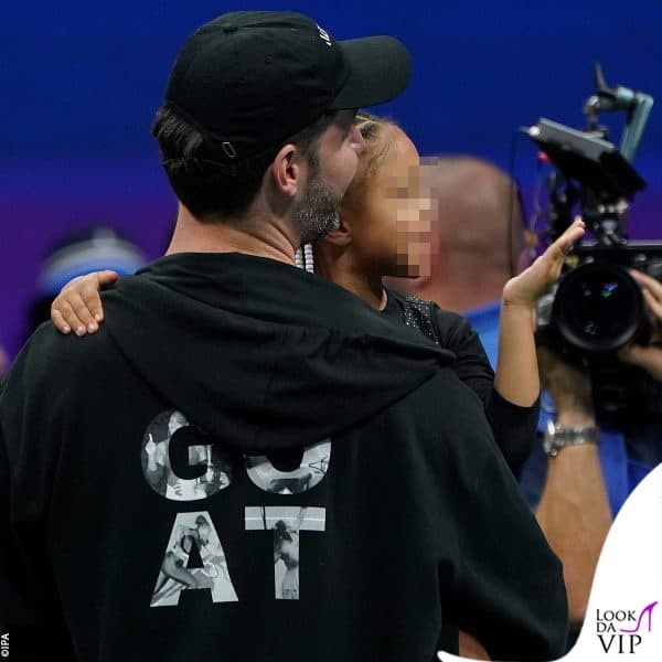 Alexis Ohanian con la felpa che recita la scritta GOAT, in onore della moglie 