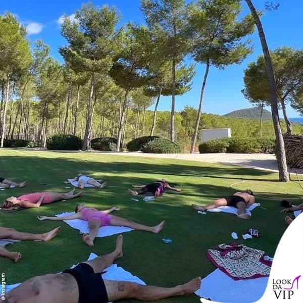 yoga con gli amici in giardino 