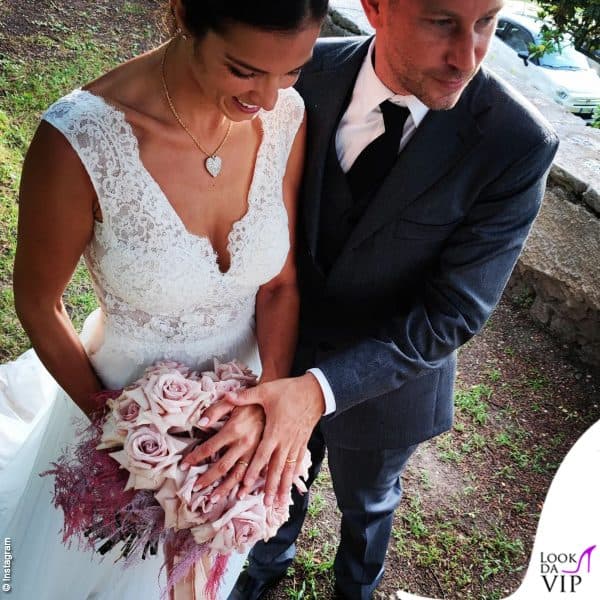Erika Moltrer e Ballo (bassista di Cesare Cremonini ed ex Lùnapop) si sono sposati: lei era romantica in bianco con corpetto di pizzo e gonna ampia Anna Spose