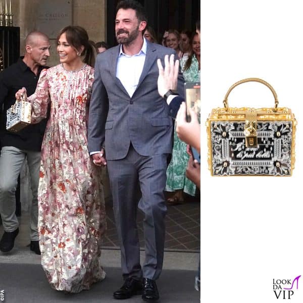 JLo con un abito Gucci e la borsa "Snow White" di Dolce&Gabbana 
