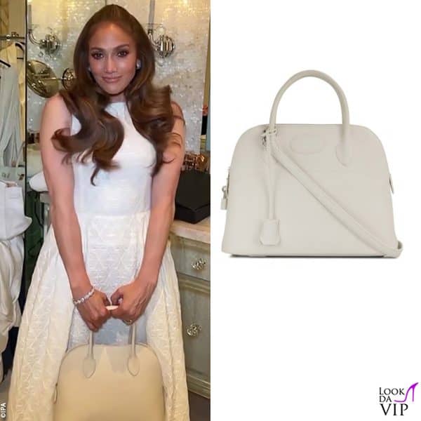 Jennifer nel giorno del suo matrimonio con un abito Alexander McQueen e la borsa "Bolide" di Hermès 