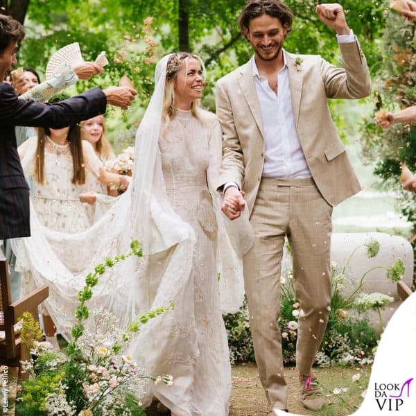 la sposa ha optato per un vestito Etro con ricamate parole e disegni votivi 