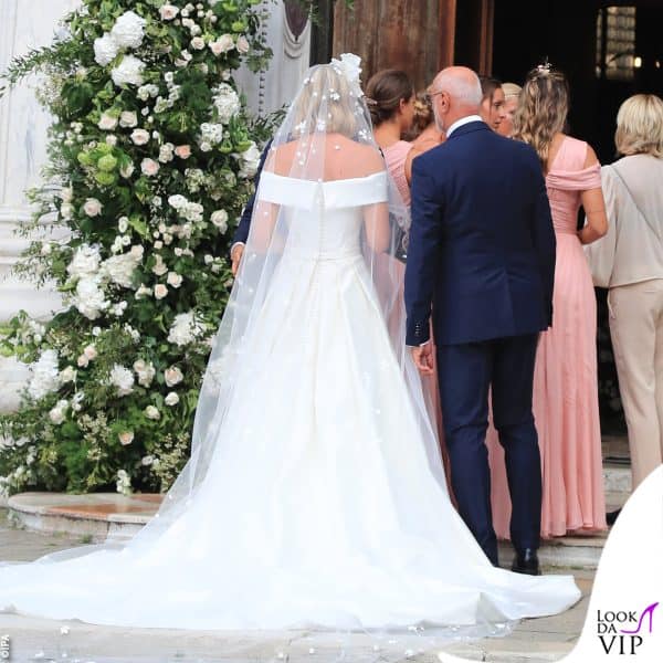 pronta a entrare in chiesa insieme al papà 