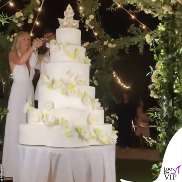 il taglio della spettacolare torta a piani 