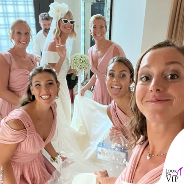 Federica Pellegrini posa con le sue damigelle prima di andare in chiesa 
