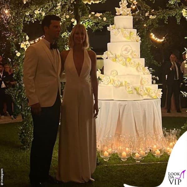 Federica e Matteo davanti alla torta, realizzata da Iginio Massari 