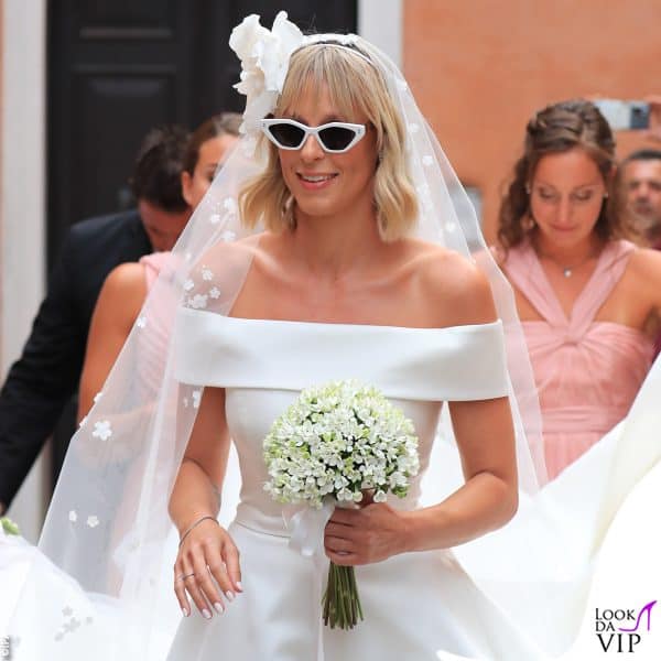 Federica è arrivata a San Zaccaria con un paio di giocosi occhiali da sole bianchi 