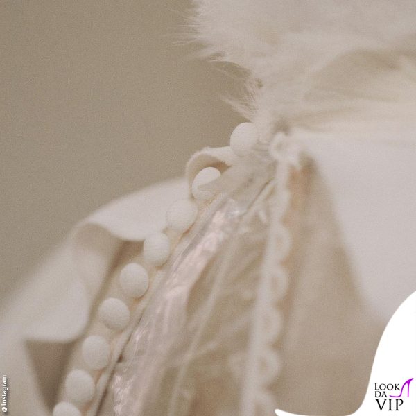eleganti dettagli sul collo 