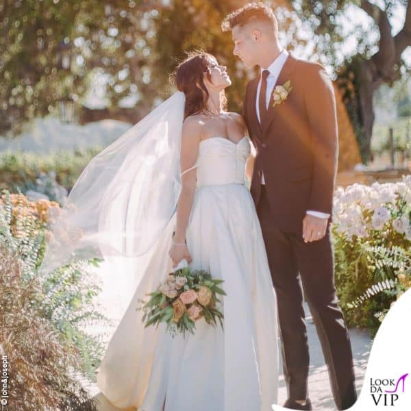 Sarah Hyland ha scelto due abiti Vera Wang: il primo con corsetto e gonna ampia dal profondo spacco
