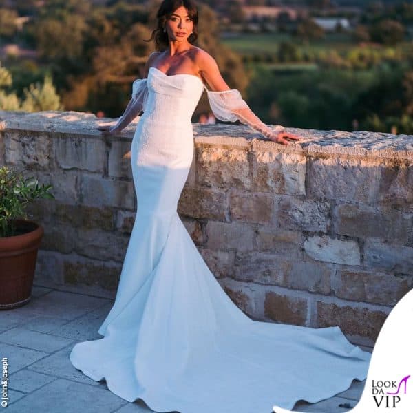 Il secondo è un modello a sirena in crepe e tulle dello stesso brand