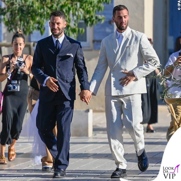 Lo stilista Simon Jacquemus ha sposato Marco Maestri: eccoli dopo il sì, chic ed eleganti entrambi nei loro completi