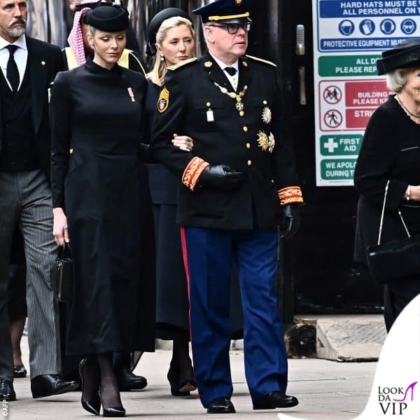 Charlene e Alberto di Monaco (cappotto Terence Bray, borsa Prada, pump Dior)