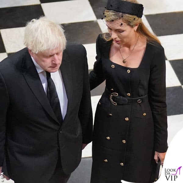Boris Johnson e Carrie Symonds (abito Karen Miller, borsa Grace Han) 