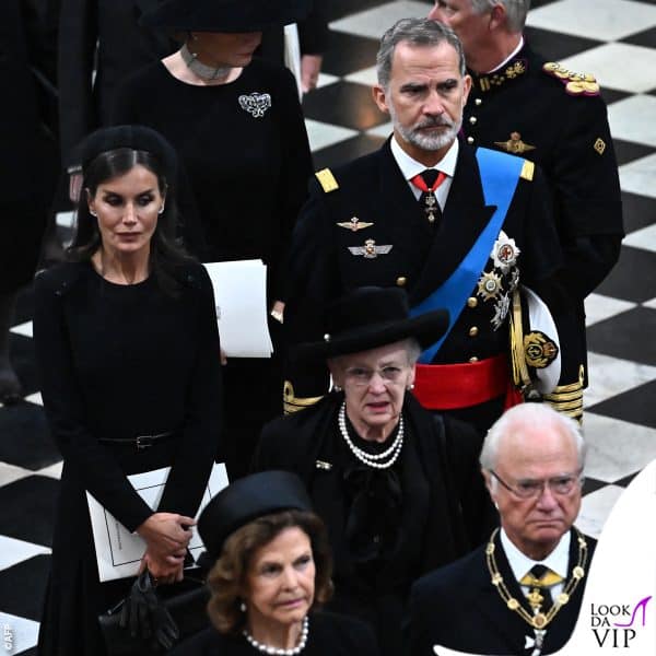 Felipe e Letizia di Spagna (abito Carolina Herrera, borsa Giorgio Armani, pump Manolo Blahnik)