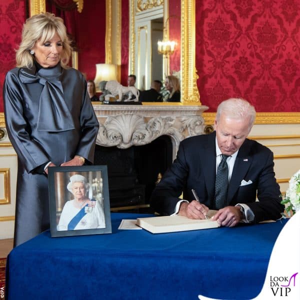 dopo la visita a Westminster, Jill e Joe Biden hanno scritto un ricordo per la regina Elisabetta 