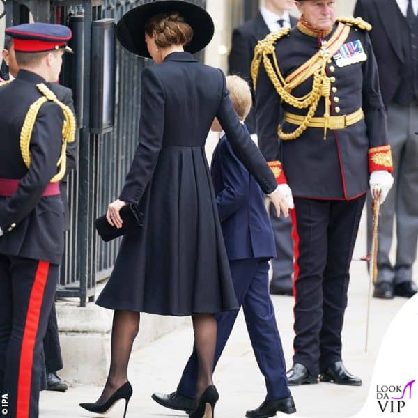 Kate entra a Westminster Abbey con il figlio George: per la Middleton coat dress Alexander McQueen, pump Gianvito Rossi, cappello Philip Treacy