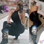 Kim Kardashian tuta Skims borsa Balenciaga stivali Vetements Snoop Dog Printed