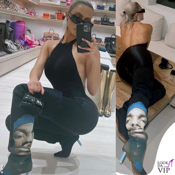 Un guardaroba fornitissimo di accessori costosi e di nicchia: la minibag Balenciaga e gli stivali Vetements con il volto di Snoop Dog (tuta Skims)