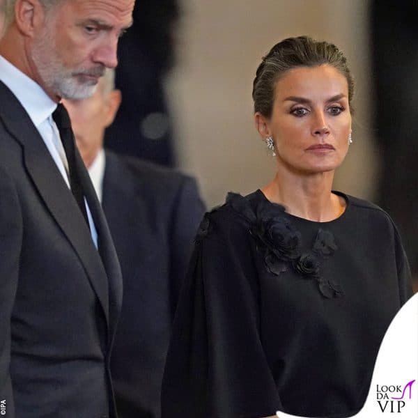 per la visita a Westminster la regina Letizia di Spagna ha indossato una blusa di Carolina Herrera 