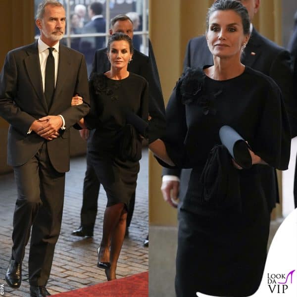 Letizia di Spagna ha indossato lo stesso outfit di Westminster (blusa Carolina Herrera, pump Prada)