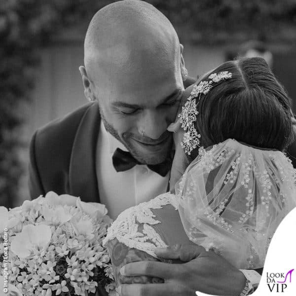 Un abbraccio romantico tra gli sposi
