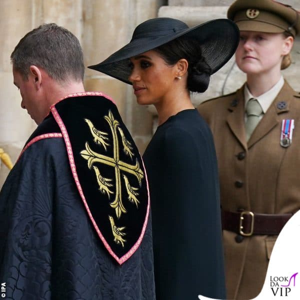 l'ingresso di Meghan Markle (cape dress Stella McCartney, cappello Stephen Jones Millinery per Dior)