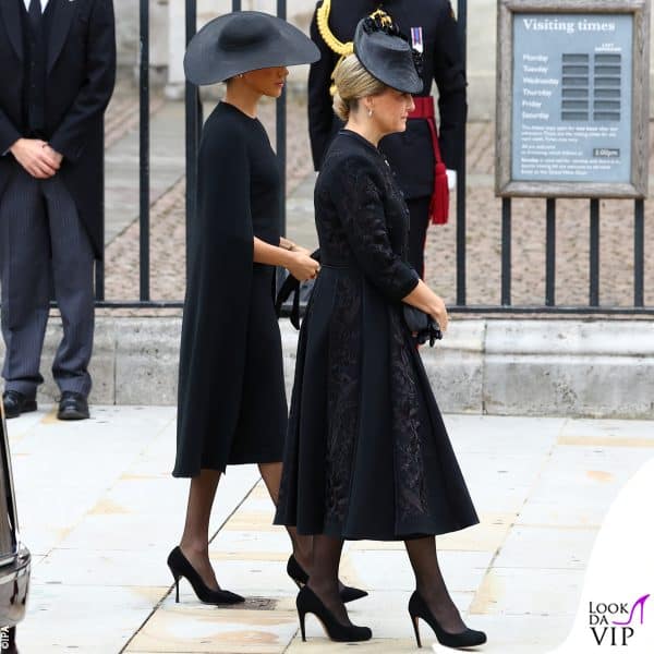 Meghan Markle con Sophie di Wessex (abito Suzannah London, clutch Launer, pump LK Bennett)