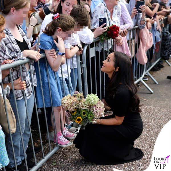 Meghan ringrazia i sudditi in attesa da ore 