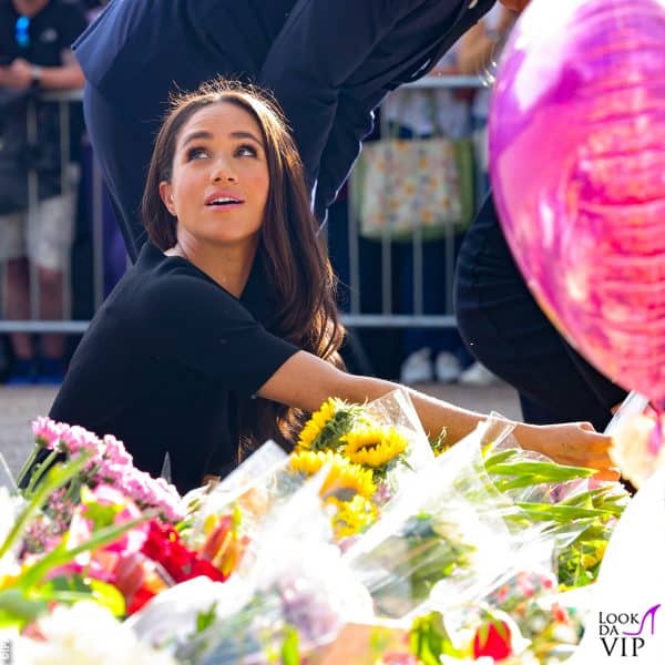 la Duchessa di Sussex tra i fiori lasciati per Elisabetta 