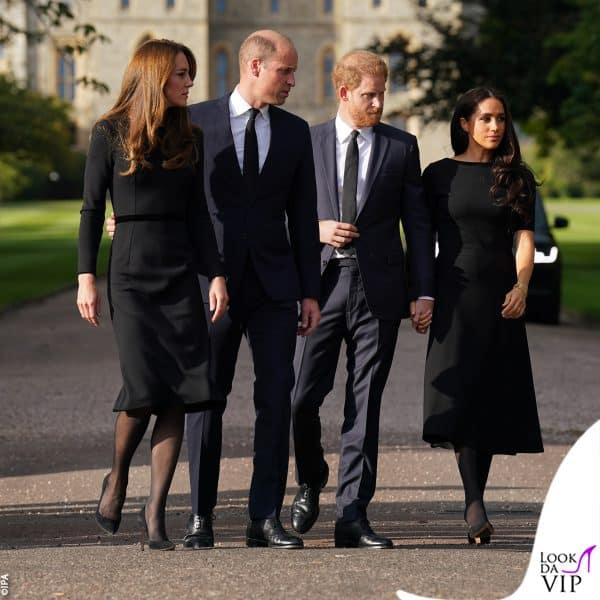 Kate Middleton, il principe William, il principe Harry e Meghan Markle all'uscita dei cancelli di Windsor per il saluto ai sudditi 