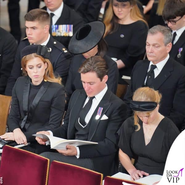 Beatrice di York (giacca The Kooples, abito Louis Vuitton, pump Jimmy Choo), Edoardo Mapelli Mozzi e Lady Louise Windsor (abito Theory, fascia Jane Taylor)