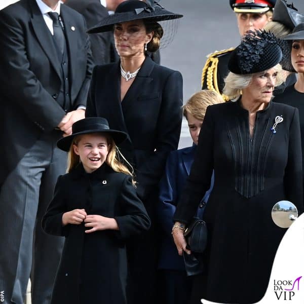 l'arrivo di Kate Middleton, George, Charlotte e Camilla a Westminster Abbey: il nero, colore del lutto, è dominante