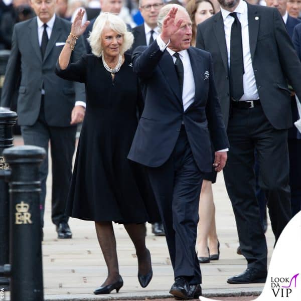 Carlo e Camilla arrivano a Buckingham Palace, la Regina consorte indossa un abito di Fiona Clare