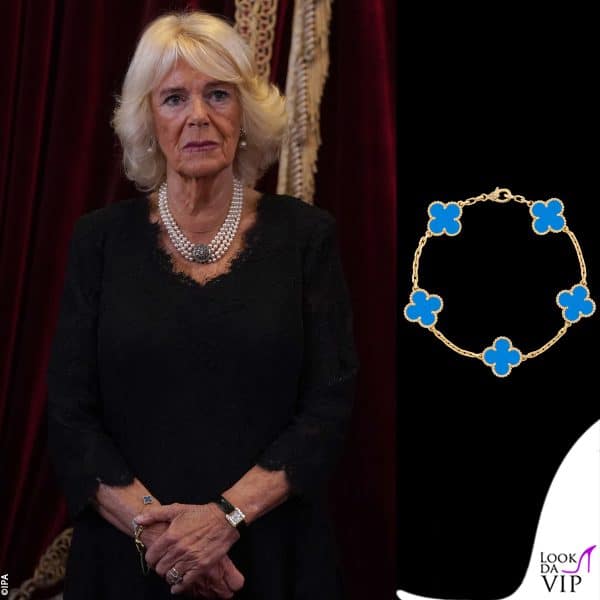 nel look spicca il bracciale di Van Cleef & Arpels 